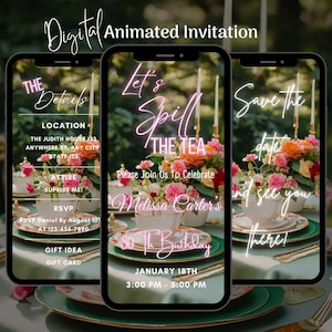 Pu&ograve; includere: Invito digitale per un tea party di compleanno per il 30&deg; anniversario. L'invito presenta un cartello al neon rosa che dice "Let's Spill The Tea" e un arrangiamento floreale con una tazza da t&egrave; e un piattino. L'invito include la data, l'ora e il luogo della festa. RSVP entro il 10 agosto al 123-456-7890.