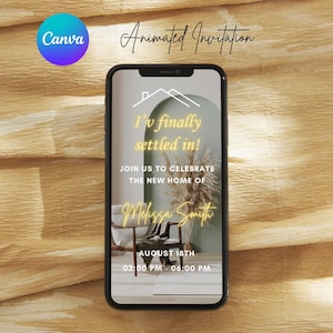 Puede incluir: La pantalla de un tel&eacute;fono m&oacute;vil que muestra una invitaci&oacute;n a una inauguraci&oacute;n de casa con un icono de casa amarillo y blanco, el texto "&iexcl;Por fin me he instalado!" y el texto "&Uacute;nete a nosotros para celebrar el nuevo hogar de Melissa Smith" con una fecha y hora del 18 de agosto, de 15:00 a 18:00.