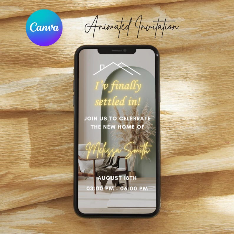 Puede incluir: La pantalla de un tel&eacute;fono m&oacute;vil que muestra una invitaci&oacute;n a una inauguraci&oacute;n de casa con un icono de casa amarillo y blanco, el texto "&iexcl;Por fin me he instalado!" y el texto "&Uacute;nete a nosotros para celebrar el nuevo hogar de Melissa Smith" con una fecha y hora del 18 de agosto, de 15:00 a 18:00.