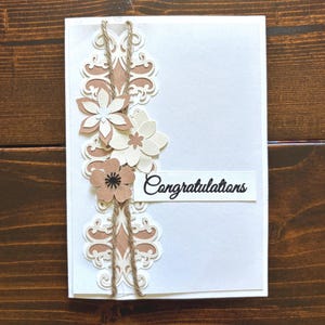Carte de mariage avec accents floraux, design minimaliste, carte de mariage rustique