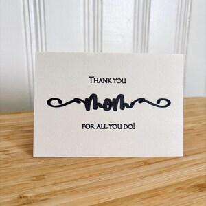 Conception de calligraphie minimaliste de carte de fête des mères