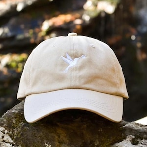 Bonnet brodé silhouette colibri
