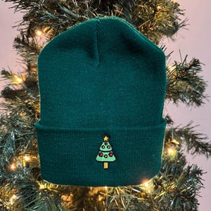 Gorro con puños y árbol de Navidad bordado