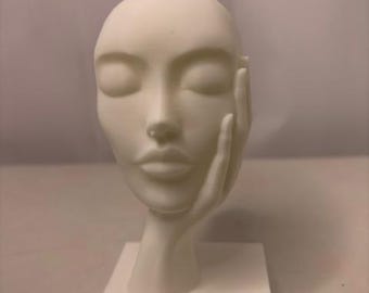 Estatua de cabeza en mano impresa en 3D