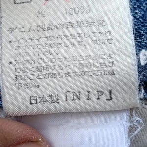 Pu&ograve; includere: Una tazza di ceramica bianca con manico nero e la scritta "But First, Coffee" in nero, con un carattere a mano. La tazza &egrave; su una superficie bianca.
