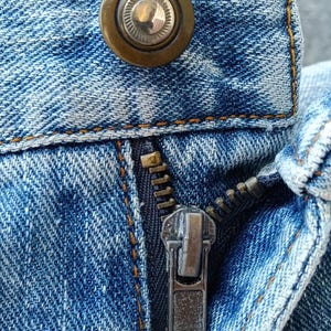 Pantalones vaqueros TTU Exhibitionist muy desgastados y rotos. imagen 7