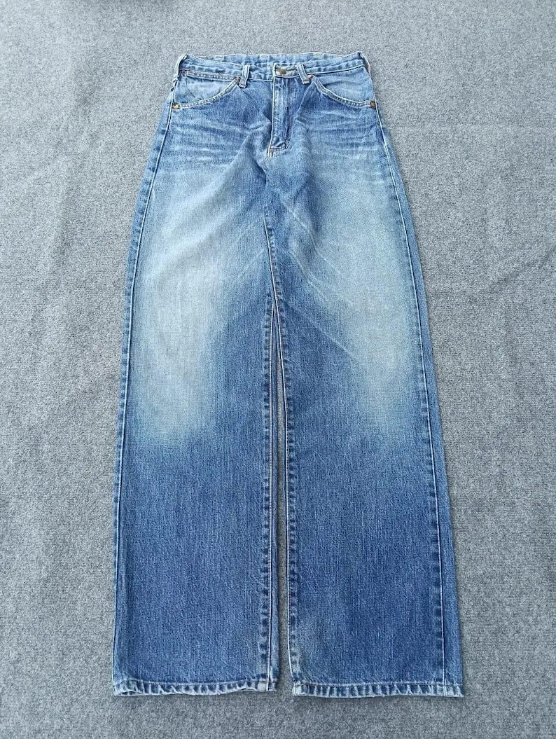 Jeans Wrangler vintage con cimosa rossa, autentico abbigliamento western, Made in Japan, denim slavato. immagine 1