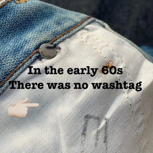 Puede incluir: Primer plano del interior de una chaqueta vaquera. La imagen muestra las costuras, un bot&oacute;n met&aacute;lico y el texto "In the early 60s There was no washtag" con un emoji de mano se&ntilde;alando.