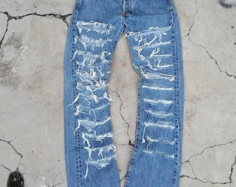 Levi's 501 gescheurd en zwaar verweerd denim.