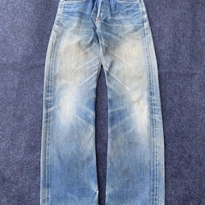 Puede incluir: Un letrero de madera rústica con el texto "Welcome to our home" en letras blancas. El letrero presenta un acabado envejecido y un diseño simple y acogedor, perfecto para un porche o entrada.