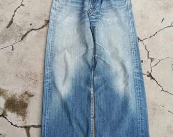 Calça jeans Levi's 503 estilo vintage anos 2000, lavagem desbotada e modelagem ampla.