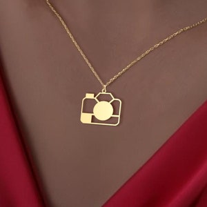 Camera Necklace - Minimalist Photographer Pendant - Modern Photography Jewelry - Unique Gift for Camera Lovers