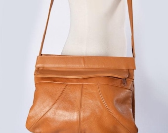 70&#39;s Tan Caramel Leather Cross body Shoulder Bag Purse Vintage 1970&#39;s, 1980&#39;s Light Brown