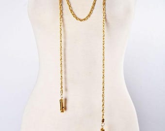 Collar largo tipo lariat con silbato de metal dorado, estilo años 60 y 70.