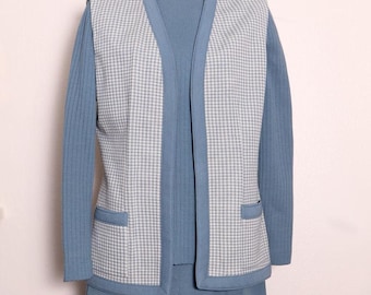 Conjunto de 3 piezas estilo años 60: falda, chaleco y top de punto gris. Traje a juego de los años 60 y 70.