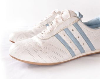 Zapatillas de deporte vintage Adidas PRAJNA de cuero para artes marciales, talla 6, blancas y celestes, años 2003, años 2000, de perfil bajo, para mujer.
