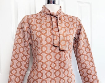 MODスタイル ポリエステル プッシーキャット ボウ ブラウス チュニック ベージュ タン 1960年代 1970年代 ヴィンテージ トップ シャツ 長袖 ヒッピー ボヘミアン
