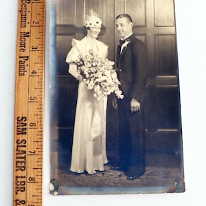 1920er Hochzeitsfotoschrank Karte Hübsches Paar John HUNT FAMILIE 1930er Jahre Hochzeitskleid Art Deco Vintage Antik Sepia Fotografie Portrait