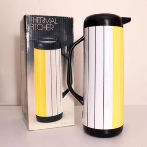 Puede incluir: Un juego de tres tazas de cerámica con un acabado mate moteado. Las tazas son de color crema, gris claro y gris oscuro. Cada taza tiene un diseño simple y minimalista.