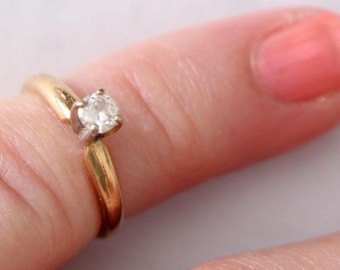 Anillo solitario vintage de oro amarillo de 14 quilates con diamante natural de 0,25 quilates, pequeño para dedo meñique, década de 1970, herencia.