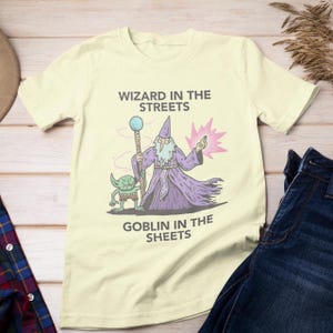 Koszulka z kreskówkową postacią Wizard In The Streets Goblin In The Sheets, koszulka z memem, zabawna koszulka, zabawny prezent, zabawna koszulka Cursed