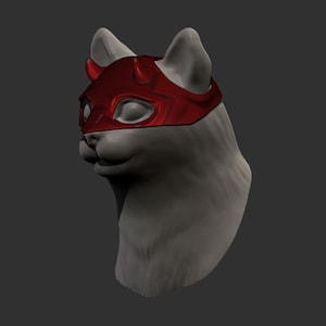 Puede incluir: Un gato blanco con una máscara roja con cuernos. La máscara tiene un agujero negro para el ojo y una franja roja sobre el puente de la nariz.