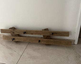 流木で作られた鍵掛け／コート掛け、二列