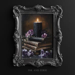 Puede incluir: Una vela negra con cera goteando por el lado, rodeada de flores moradas y libros antiguos, en un marco plateado adornado. La imagen se titula "Ink and Eerie".