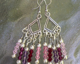 Boucles d’oreilles Chandelier de cristal de Swarovski dans les tons roses, rouges et violets