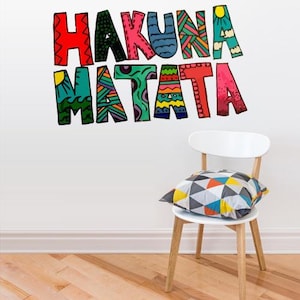 Naklejka ścienna Hakuna Matata – kolorowa afrykańska naklejka winylowa, inspirujący cytat do pokoju dziecięcego, pokoju dziecięcego, bawialni lub klasy col656