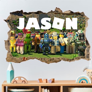 Peut inclure: Un autocollant mural représentant un groupe de personnages Roblox, dont un chevalier, une fille portant une robe rose et un homme avec un chapeau blanc. L'autocollant est conçu pour donner l'impression de percer le mur, et le nom "JASON" est écrit en lettres blanches au-dessus des personnages.