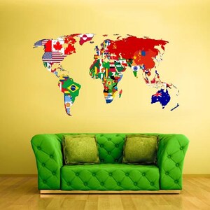 Könnte beinhalten: Eine Weltkarte mit Länderflaggen, die an einer gelben Wand über einem grünen, getufteten Sofa mit zwei quadratischen Kissen angebracht ist. Die Karte zeigt Flaggen aus Deutschland, Kanada, Brasilien und anderen Ländern.