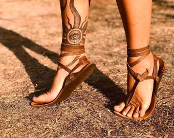 Sandalias minimalistas Barefoot Grounding para mujer. Hechas a mano con cuero reciclado 100 % genuino.