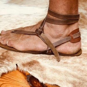 Sandali minimal da uomo Barefoot Grounding. Fatti a mano con vera pelle riciclata al 100%.