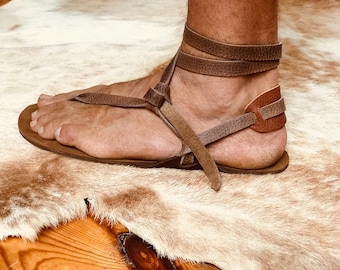 Sandales minimalistes pieds nus pour hommes. Fait à la main avec du cuir recyclé 100 % véritable