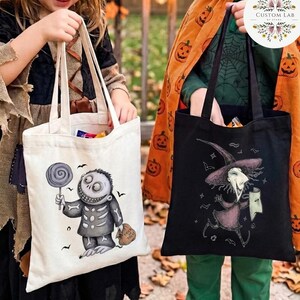 Peut inclure: Deux sacs fourre-tout en toile, un blanc cassé et un noir, avec des illustrations sur le thème d'Halloween. Le sac blanc montre un squelette tenant une sucette, tandis que le sac noir présente une sorcière avec un chapeau et un masque.