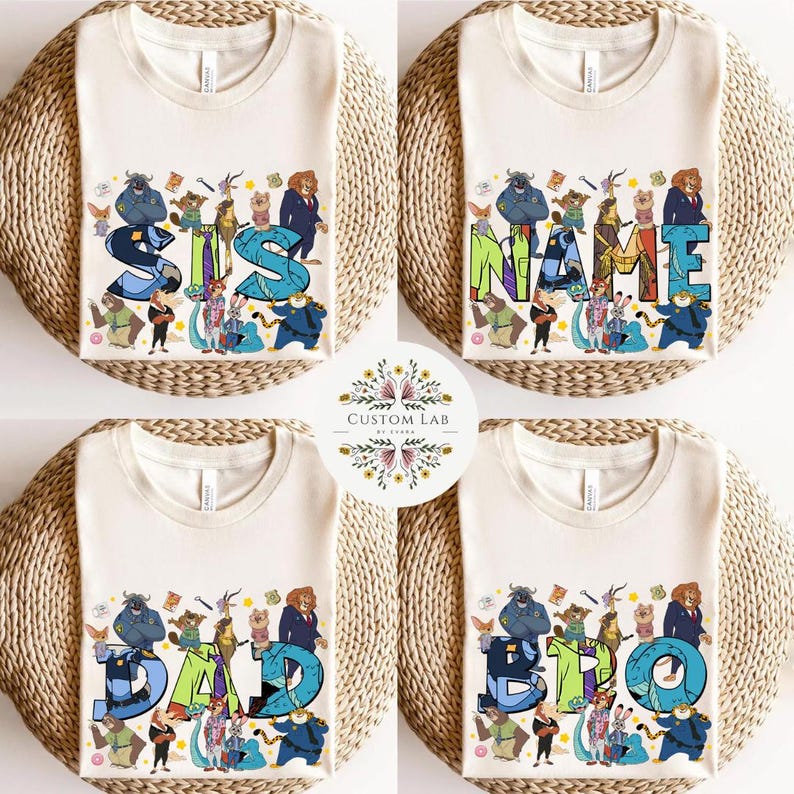 Pu&ograve; includere: Quattro magliette color crema con diversi testi e disegni di personaggi dei cartoni animati. Le magliette presentano le parole "SIS", "NAME", "DAD" e "BRO" in lettere colorate e stilizzate, circondate da vari personaggi dei cartoni animati.