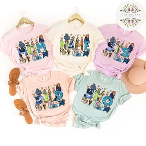 Pu&ograve; includere: Cinque magliette dai colori pastello con le parole "MOM", "NAME", "SIS", "DAD" e "BRO" stampate. Ogni parola &egrave; disegnata con un tema di personaggi dei cartoni animati. Le magliette sono in vari colori pastello, tra cui rosa, crema e blu.