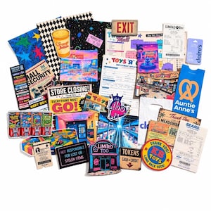 Könnte beinhalten: Eine Sammlung von Papier-Ephemera zum Thema Einkaufszentrum der 90er Jahre, darunter ein Toys R Us-Bewerbungsformular, ein Sears-Kassenbon, ein Limited Too-Schild, ein Orange Julius-Becher, ein KB Toys-Aufkleber und verschiedene Ladenschilder.