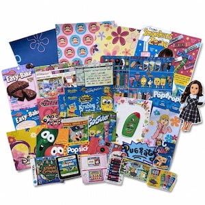 Pode incluir: Uma colagem de recordações da cultura pop dos anos 2000, incluindo embalagens de Easy-Bake Oven, um bilhete de concerto de Avril Lavigne, merchandising do Bob Esponja, Go-Gurt, caixas de jogos Nintendo DS, uma boneca com vestido xadrez e anúncios.