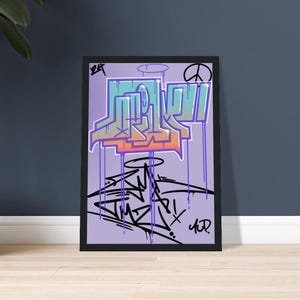 Könnte beinhalten: Ein gerahmter Druck eines farbenfrohen Graffiti-Kunstwerks mit lila Hintergrund. Die Graffiti-Kunst zeigt ein stilisiertes Wort in einem Regenbogen aus Farben mit Farbklecksen. Das Wort ist "LOVE" mit einem Friedenszeichen und einem Heiligenschein darüber. Die Unterschrift des Künstlers befindet sich in der rechten unteren Ecke.