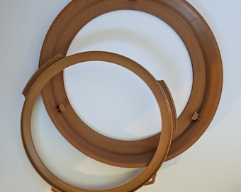Marcos de punto de cruz redondos de 28 cm de diámetro, de plástico con textura de madera.
