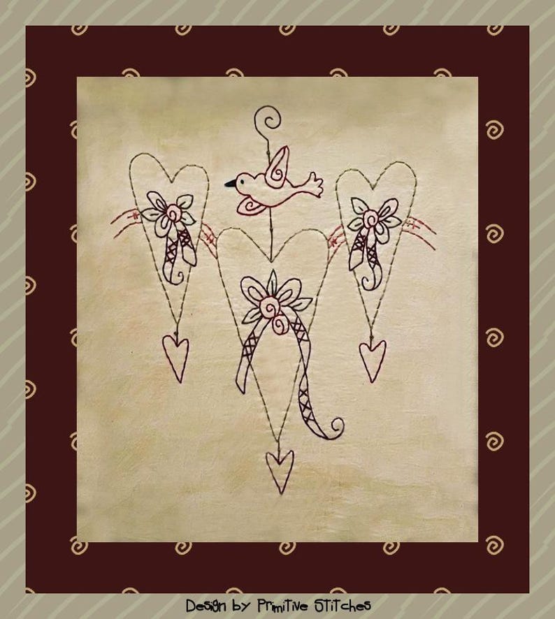 Peut inclure: Une &oelig;uvre d'art encadr&eacute;e avec un fond cr&egrave;me et un motif cousu. Le motif comprend trois c&oelig;urs reli&eacute;s, chacun avec une fleur et un c&oelig;ur pendant. Un oiseau est perch&eacute; au-dessus du c&oelig;ur central. Le cadre est marron fonc&eacute; avec une bordure d&eacute;corative.