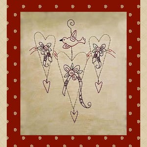 Peut inclure: Broderie encadr&eacute;e avec un motif central en forme de lustre en c&oelig;ur, orn&eacute; d'un oiseau et de motifs floraux. Le dessin est r&eacute;alis&eacute; en fil noir sur fond cr&egrave;me, encadr&eacute; d'une bordure rouge avec des volutes d&eacute;coratives. Le texte "Design by Primitive Stitches" est en bas.