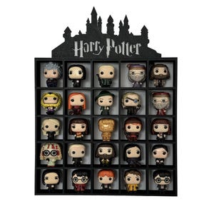Puede incluir: Estantería de pared negra con una silueta de castillo y las palabras "Harry Potter" en blanco. La estantería tiene 24 compartimentos cuadrados, cada uno con una figura Funko Pop diferente de Harry Potter.