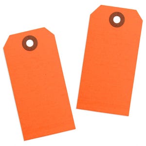 Può includere: Due etichette regalo in carta arancione con un occhiello in metallo marrone. Le etichette sono vuote e pronte per essere scritte.