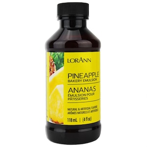 Puede incluir: Una botella de vidrio marrón de Lorann Oils Pineapple Bakery Emulsion. La botella tiene una etiqueta amarilla con una ilustración de piña y el texto "Pineapple Bakery Emulsion" y "Ananas Émulsion Pour Pâtisseries". La etiqueta también indica "Natural & Artificial Flavors" y "118 mL (4 fl oz)".