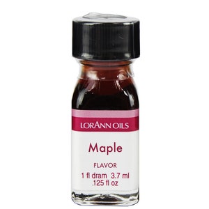 Puede incluir: Una pequeña botella de vidrio de sabor a arce con tapa negra. La etiqueta dice "LORANN OILS" y "Maple Flavor". La botella contiene 3,7 ml de sabor.