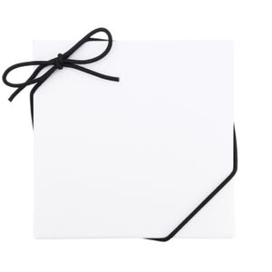 Pode incluir: Uma caixa de presente branca com uma fita preta amarrada em um laço. A caixa tem uma borda preta ao redor das bordas.