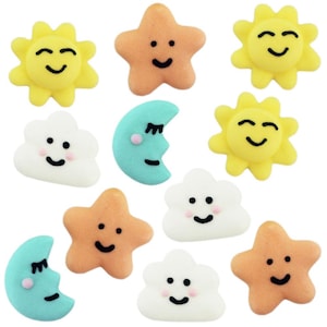 Puede incluir: Surtido de decoraciones de azúcar de colores con forma de nubes, estrellas, lunas y soles. Cada decoración tiene una cara sonriente.